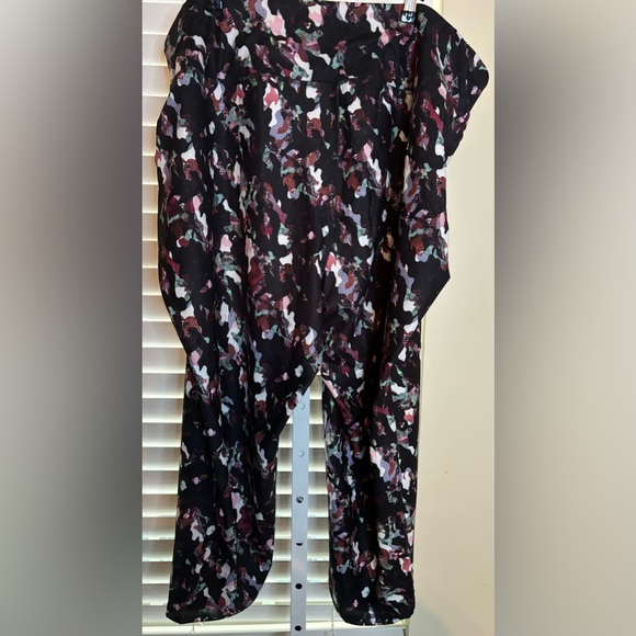 Zim & Zoe Active Printed Capri- Size 26/28 - Picture 6 of 7